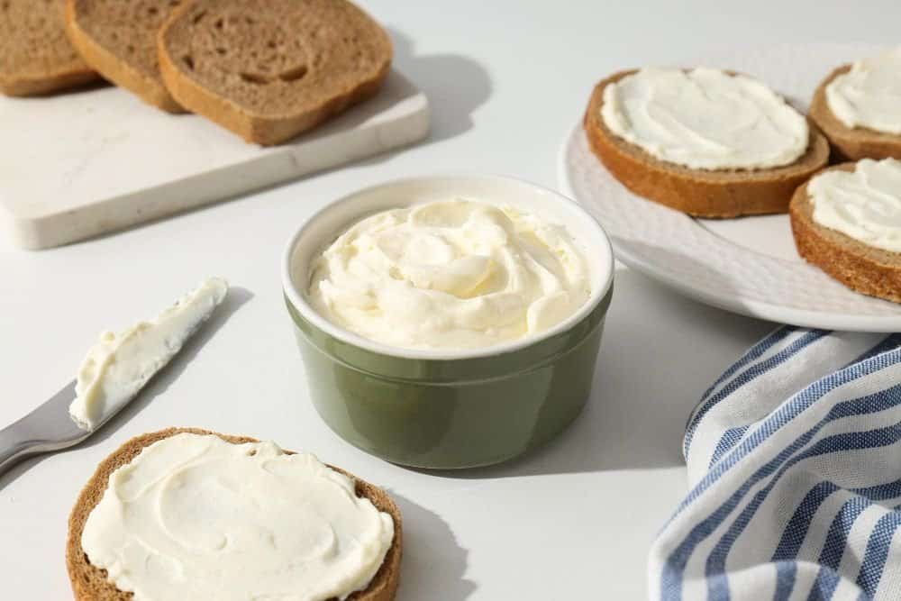 een bakje met zure room