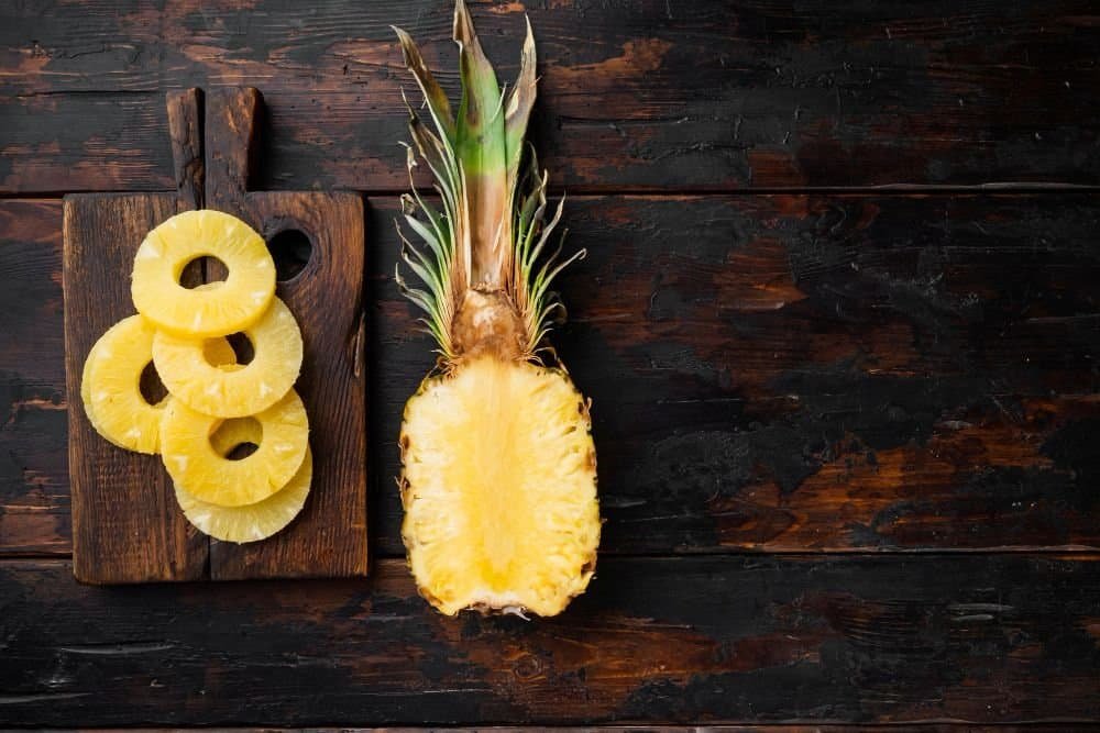 ananas gesneden op een bord