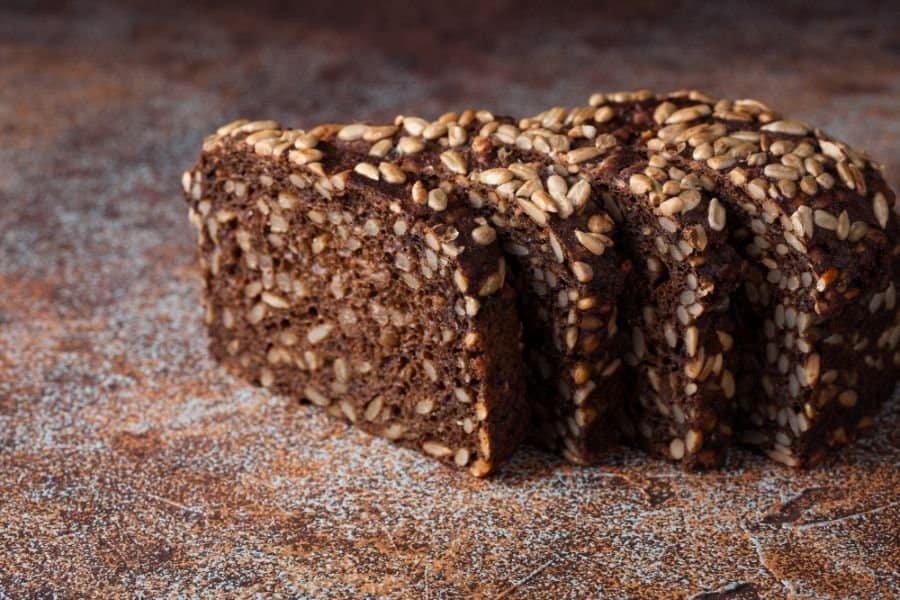 Gesneden stuk roggebrood