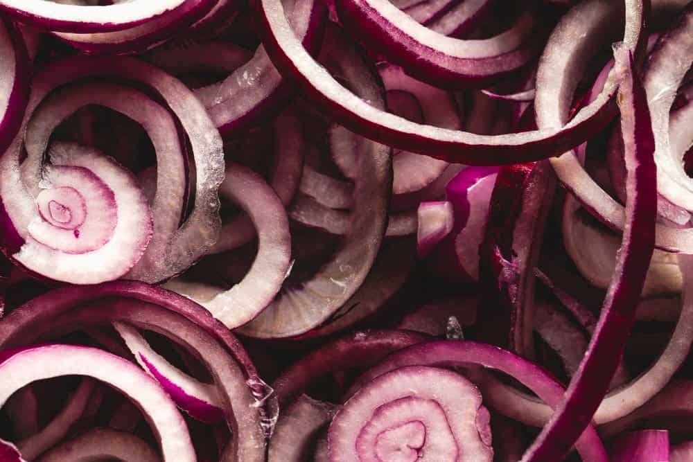 allemaal schillen van een rode ui