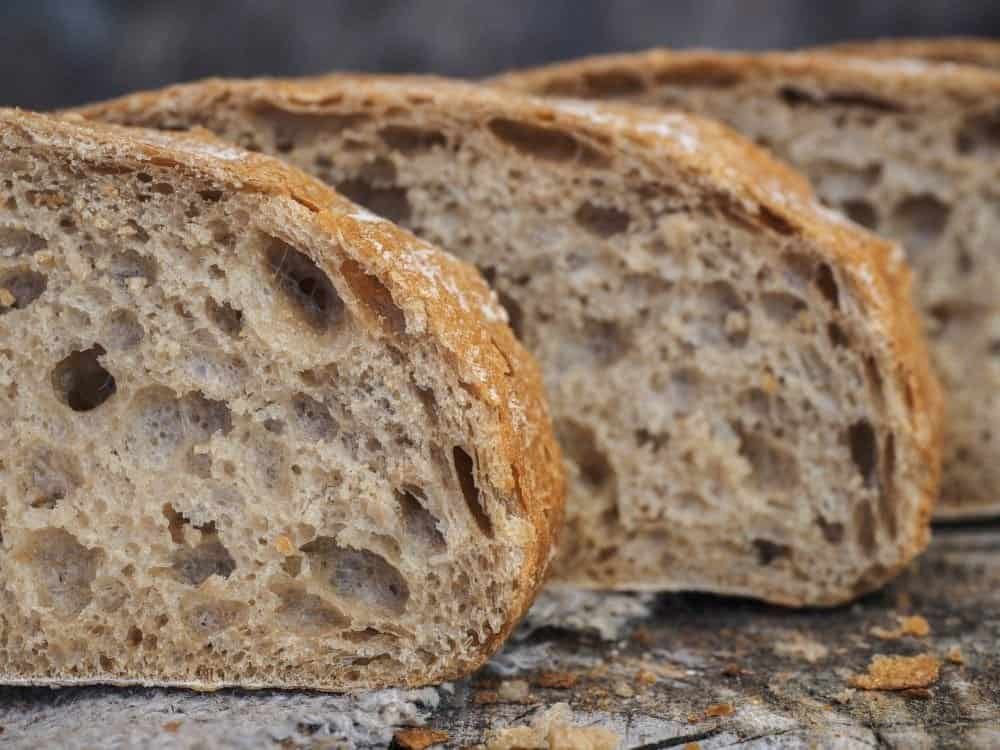 zuurdesembrood gesneden op een tafel