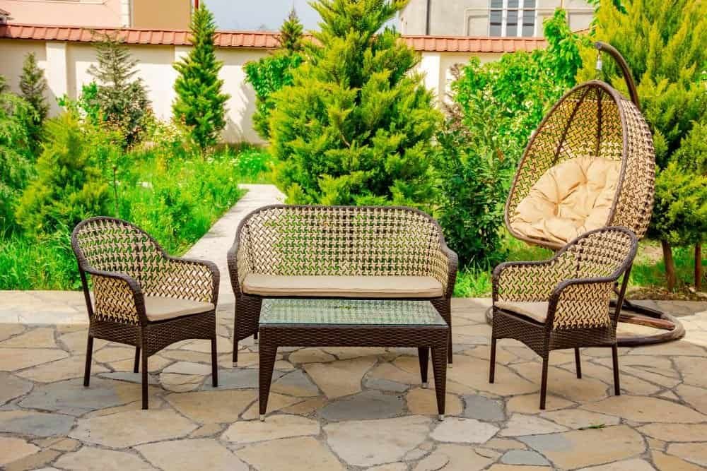 een tuin met stoelen en tafel