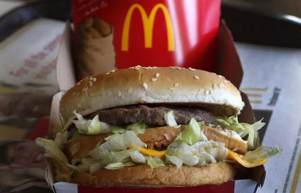 een macdonalds burger met frietjes