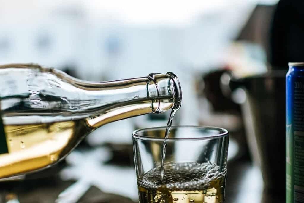 wijn dat in een glas word geschonken
