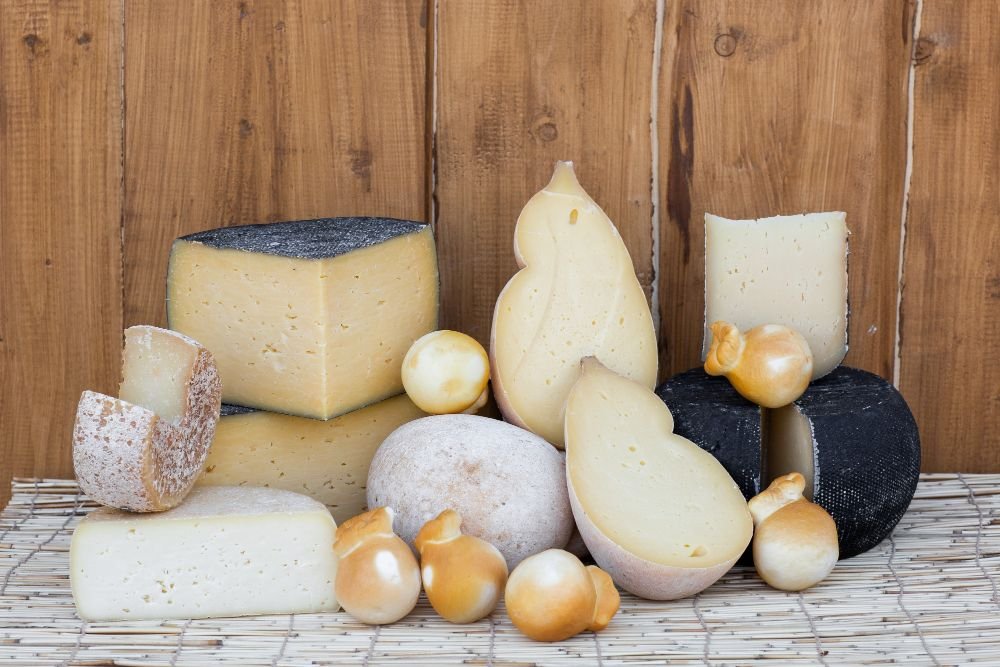 verschillende soorten kaas die bij elkaar staan