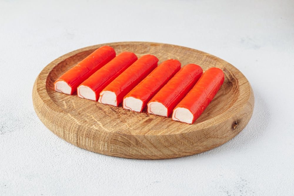gezonde surimi sticks op een snijplank
