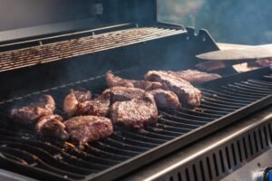 Vlees dat op de barbecue gegrild word