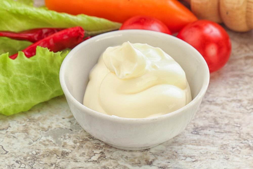 een bakje met mayonaise