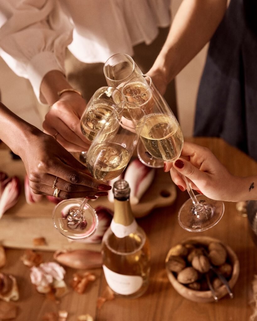 mensen die proosten met alchoholvrije champagne