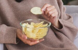 Waarom blijf je eten terwijl je eigenlijk al vol zit? 6 veelvoorkomende oorzaken