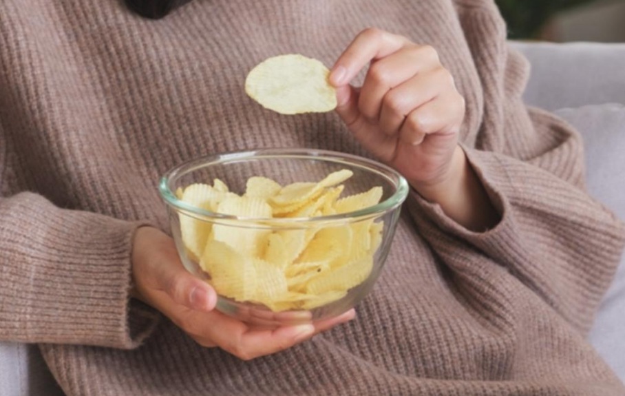 Waarom blijf je eten terwijl je eigenlijk al vol zit? 6 veelvoorkomende oorzaken